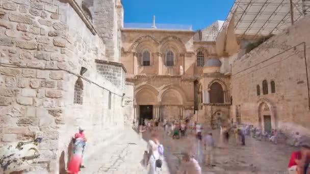 Vew en la entrada principal en la Iglesia del Santo Sepulcro en la Ciudad Vieja de Jerusalén timelapse hiperlapso — Vídeo de stock