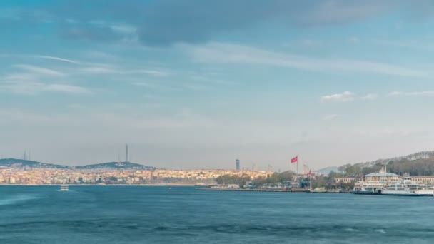 Schip en ferris toeristenverkeer op Bosporus timelapse uitzicht vanaf Galata brug in Istanboel, Turkije — Stockvideo