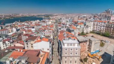 Galata Kulesi manzarası Haliç ve şehir manzarası ile kırmızı çatılar timelapse, Istanbul, Türkiye