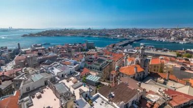 Galata Kulesi görünümüne Galata Köprüsü timelapse Haliç, Istanbul, Türkiye