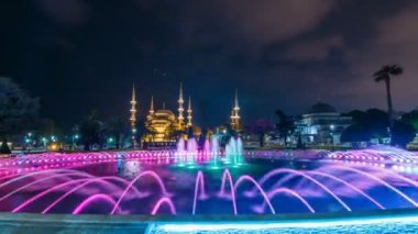Geceleri çeşme timelapse Sultanahmet Camii Sultanahmet Camii önünde. Istanbul, Türkiye