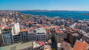 Galata Kulesi manzarası Haliç ve boğaz, şehir manzarası ile kırmızı çatılar timelapse, Istanbul, Türkiye