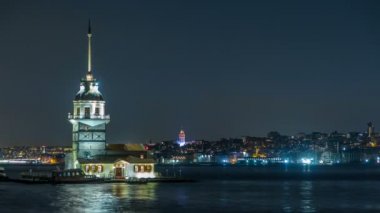 Istanbul, Türkiye'de Boğaz'ın mavi bir saatte Maidens Tower timelapse.