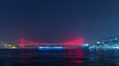 Boğaziçi gece timelapse ışıklı köprüden. Türkiye'de yeniden adlandırır Boğaziçi Köprüsü 