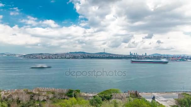 Pandangan Istanbul dan Bosporus dari Istana Topkapi tiLapse. Pemandangan pusat kota. Travel Turki — Stok Video
