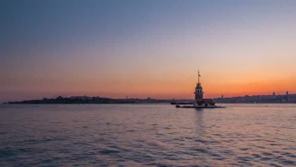 Κορασίδες Πύργος μετά το όμορφο ηλιοβασίλεμα μέρα νύχτα timelapse στην Κωνσταντινούπολη, Τουρκία, kiz kulesi Πύργος — Αρχείο Βίντεο
