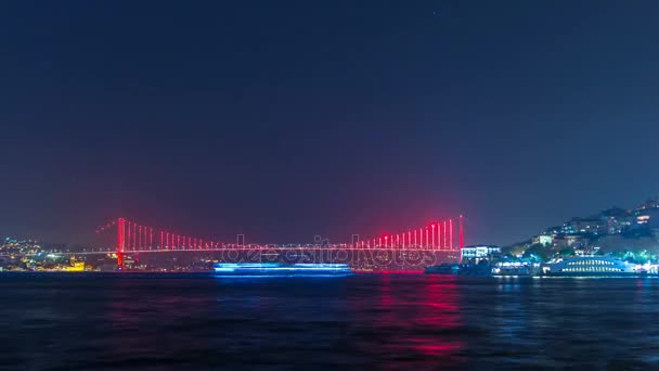 Upplyst bro över Bosporen natt timelapse. Turkiet döper Bosporen Bridge "15: e juli martyrer bron". Istanbul Turkiet. — Stockvideo