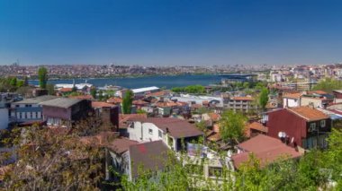 Ev ve camilerde Golden Horn timelapse Istanbul, Türkiye'de arkasında kırmızı çatılar ile panoramik Üstten Görünüm.
