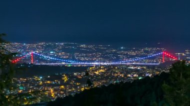 Fatih Sultan Mehmet Köprüsü görünümü, Camlyca hill tepesinden Asya ve Avrupa gece timelapse bağlanır. Istanbul, Türkiye