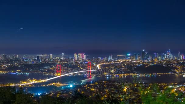 Ciudad de Estambul horizonte paisaje urbano noche lapso de tiempo vista del puente del Bósforo y centro financiero de negocios — Vídeos de Stock