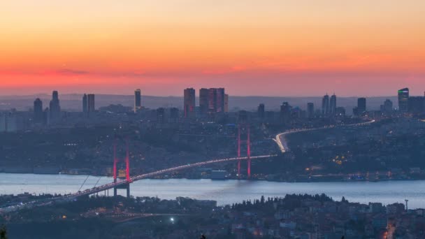 Istanbul şehir manzarası cityscape zaman atlamalı günden itibaren gece görünümüne Boğaz Köprüsü ve finansal İş Merkezi — Stok video