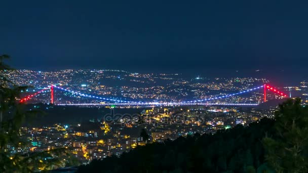 Fatih Sultan Mehmet Köprüsü görünümü, Camlyca hill tepesinden Asya ve Avrupa gece timelapse bağlanır. Istanbul, Türkiye — Stok video