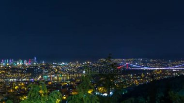 Fatih Sultan Mehmet Köprüsü görünümü, Camlyca hill tepesinden Asya ve Avrupa gece timelapse bağlanır. Istanbul, Türkiye