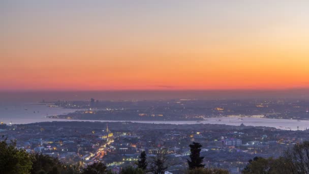 Istanbul klassiska natt skyline landskap dag till natt timelapse, Visa över Bosporen kanal. — Stockvideo