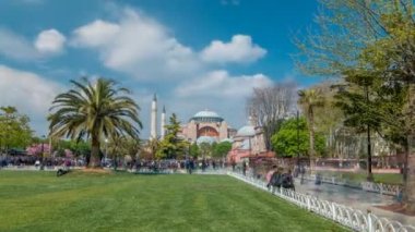 Istanbul, Türkiye'de Ayasofya Müzesi önünde bir çim timelapse üzerinde zevk ziyaretçi. Ayasofya Sophia Park