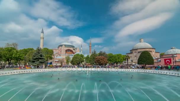 Utsikt över vackra Hagia Sophia med en fontän timelapse, kristna patriarkala basilikan, kejserliga moskén och nu ett museum, Istanbul, Turkiet — Stockvideo