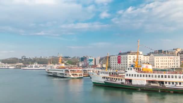 Statek i ferris ruch turystyczny na Bosfor timelapse od mostu Galata w Istanbul, Turcja — Wideo stockowe