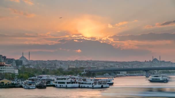 Επιβατηγό οχηματαγωγό πλοίο στο Βόσπορο στο ηλιοβασίλεμα timelapse, στον ορίζοντα της Κωνσταντινούπολης, Τουρκία — Αρχείο Βίντεο