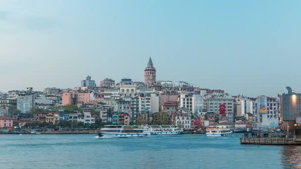 Uitzicht over de Gouden Hoorn baai op de galata toren en zijn buurt dag naar nacht timelapse in Istanbul. — Stockvideo