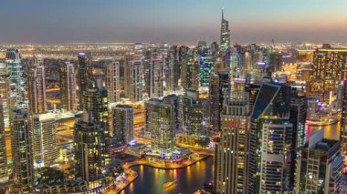 Dubai Yat Limanı gökdelen geçiş gün gece timelapse üstünden modern Kuleli