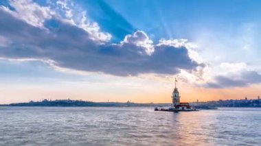 Genç kızları istanbul'da gün batımı timelapse önce kule Türkiye, kiz kulesi Kulesi