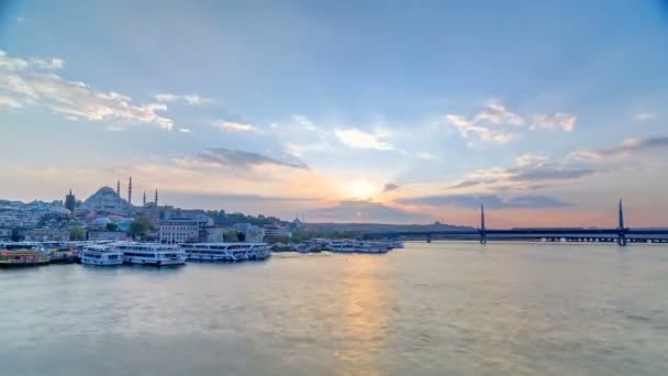 Osobní trajekty v Zlatý roh při západu slunce timelapse, Panorama Istanbulu, Turecko — Stock video