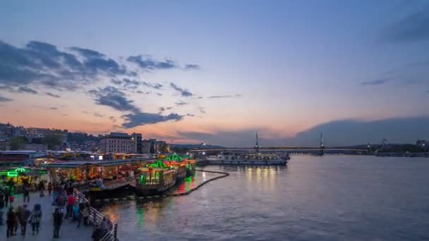 Passenger Ferries in the Golden Horn after sunset day to night timelapse, Istanbul skyline, Turquie — Video