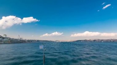 Feribot Tekne akşam tome Avrupa dan gelen geminin Istanbul timelapse görünümünün Asya bölümü için Galata Köprüsü'nden bırakarak.