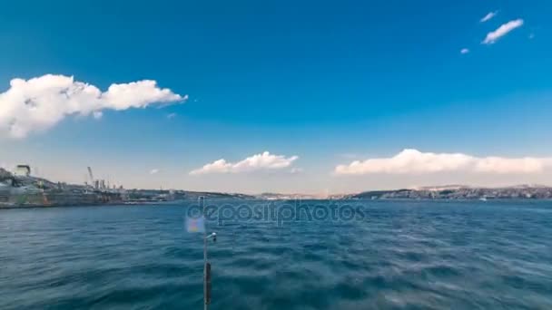 Kapal feri berangkat dari Jembatan Galata pada malam hari dari Eropa ke bagian Asia dari Istanbul timelapse melihat dari kapal . — Stok Video