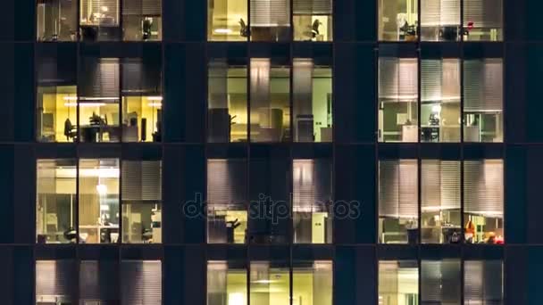 Ventana del edificio de varios pisos de iluminación de vidrio y acero y personas dentro de timelapse — Vídeos de Stock