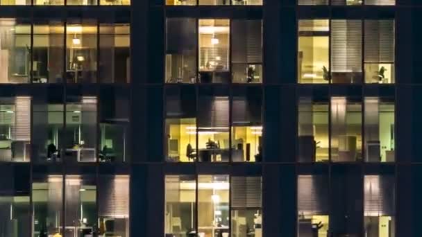 玻璃和钢制照明多层建筑的窗户和时间范围内的人员 — 图库视频影像