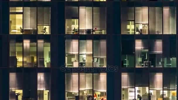 Fenster des mehrstöckigen Gebäudes aus Glas und Stahl Beleuchtung und Menschen im Zeitraffer — Stockvideo