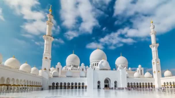 Sjeik Zayed Grand Moskee timelapse hyperlapse gelegen in Abu Dhabi - hoofdstad van de Verenigde Arabische Emiraten. — Stockvideo