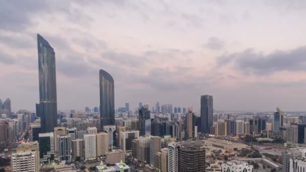 Arquitectura moderna de la ciudad de Abu Dhabi skyline día a noche timelapse, Emiratos Árabes Unidos. — Vídeo de stock