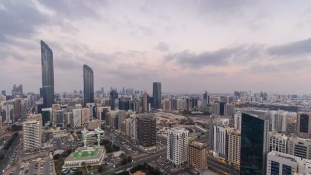 Modern stadsarkitektur Abu Dhabi skyline dag till natt timelapse, Förenade Arabemiraten. — Stockvideo