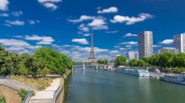 Eiffel kulesi Paris, Fransa 'daki köprüden Seine zaman atlaması.