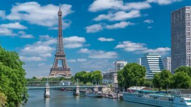 Eiffel kulesi Paris, Fransa 'daki köprüden Seine nehrinin orada.