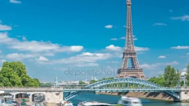 Eiffel kulesi Paris, Fransa 'daki köprüden Seine nehrinin orada.