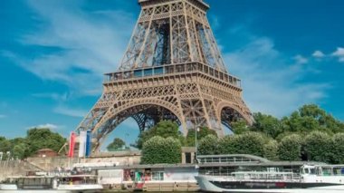 Paris 'teki Seine nehrindeki setten Eyfel kulesi zaman ayarlı.