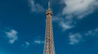 Paris 'teki Seine nehrindeki setten Eyfel kulesi zaman ayarlı.