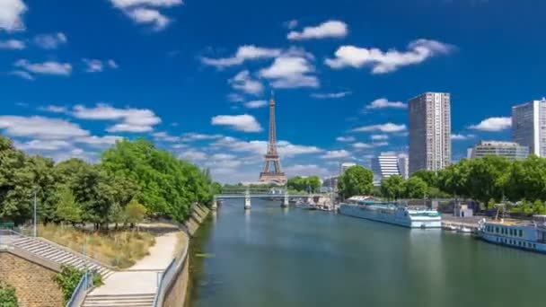 Eiffeltornet vid floden Seine timelapse hyperlapse från bron i Paris, Frankrike — Stockvideo