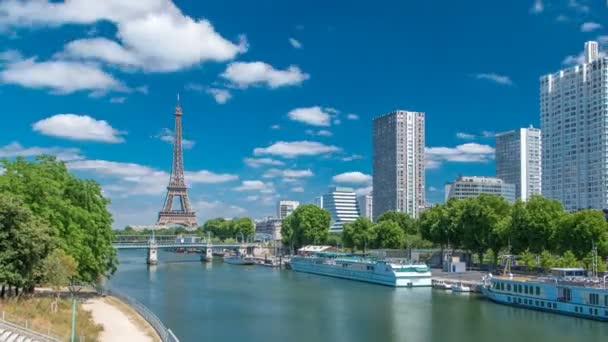 Turnul Eiffel de la râul Sena de la podul din Paris, Franța — Videoclip de stoc