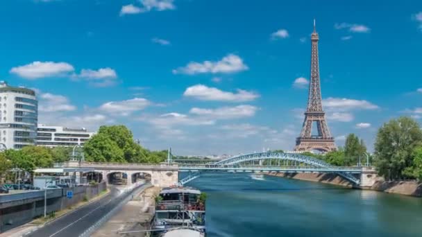 Eiffel-torony a Szajna folyó partján a párizsi hídról — Stock videók