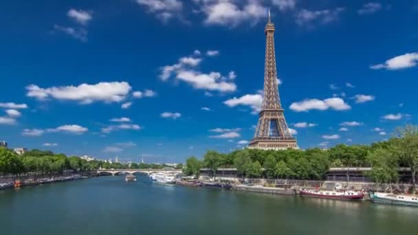 Paris 'teki Seine nehri üzerindeki köprüden Eyfel kulesi zaman atlaması. — Stok video