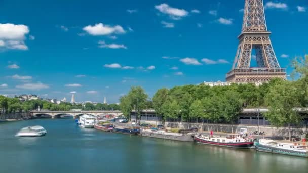 Paris 'teki Seine nehrinin üzerindeki köprüden Eyfel kulesi zaman çizelgesi. — Stok video