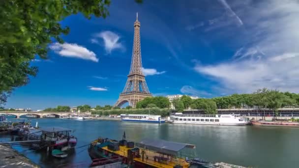 Eiffelova věž se časově odchýlila od nábřeží u řeky Seiny v Paříži — Stock video