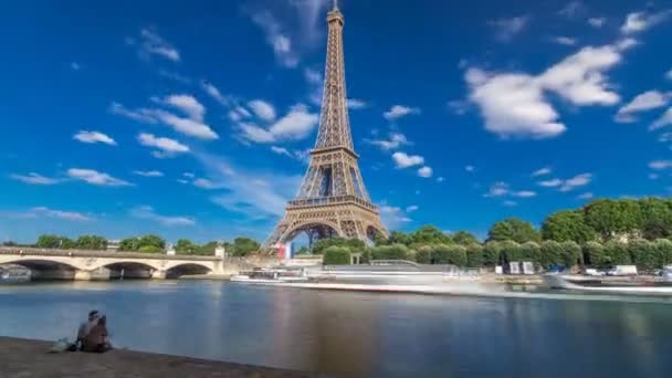 Az Eiffel-torony időelhalása a párizsi Szajna folyó partjáról — Stock videók