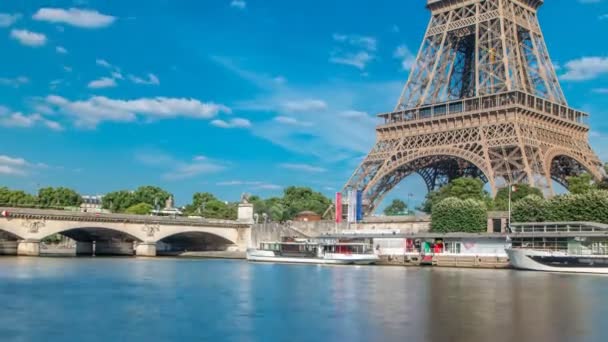 El timelapse de la torre Eiffel desde el terraplén en el río Sena en París — Vídeo de stock