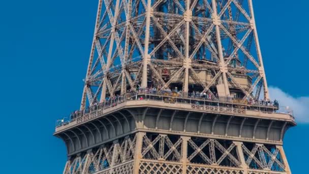 Nahaufnahme des mittleren Teils des Eiffelturms in Paris, Frankreich. — Stockvideo