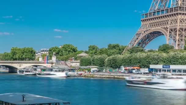 El timelapse de la torre Eiffel desde el terraplén en el río Sena en París — Vídeos de Stock